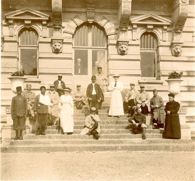 Madame Jérardin et les blessés de l’hôpital de Gouvieux dans le jardin de la Volière du château de Chantilly. Anonyme, juillet 1915. © Archives musée Condé/4-WA-022 Madame Jérardin et les blessés de l’hôpital de Gouvieux dans le jardin de la Volière du château de Chantilly. Anonyme, juillet 1915. © Archives musée Condé/4-WA-022