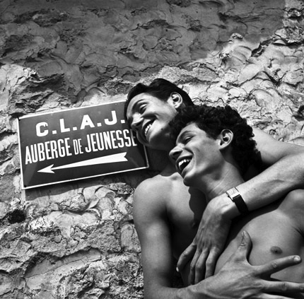 Duo de mecs et joie de vivre à l’auberge. 1937 © Pierre Jamet