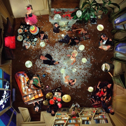 Pour cette photographie grand format, Julien a eu l’idée d’une fête d’anniversaire, vue de haut. « Je voulais que ce soit chic mais pas ostentatoire, pointu mais accessible. ». Pour cette photographie grand format, Julien a eu l’idée d’une fête d’anniversaire, vue de haut. « Je voulais que ce soit chic mais pas ostentatoire, pointu mais accessible. ».