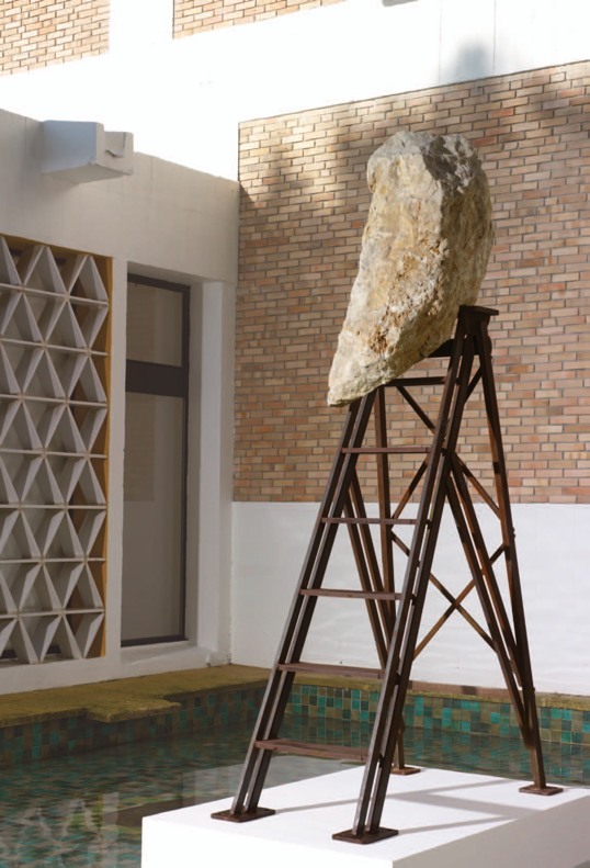 Erik Dietman, Montant, 1995. Fer, pierre ; 250 x 130 x 70 cm Donation de Christina Hamrin & Claudine Papillon © Courtesy Galerie Claudine Papillon, Adagp Paris 2011. Photo - Claude Germain Erik Dietman, Montant, 1995. Fer, pierre ; 250 x 130 x 70 cm Donation de Christina Hamrin & Claudine Papillon © Courtesy Galerie Claudine Papillon, Adagp Paris 2011. Photo - Claude Germain