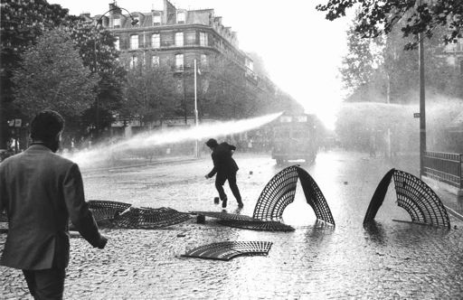 Claude Dityvon, Paris, mai 68, Boulevard Saint Michel, 6 mai, 1968 Collection Centre national des arts plastiques, Paris © Claude Dityvon/CNAP