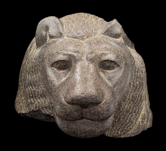 Gargouille en forme de tête de lion, Abousir (Égypte), vers 2340 av. J.-C., basalte 21 x 25 x 14,2 cm, inv. ÄM 16700, Berlin, Ägyptisches Museum und Papyrussammlung. © Staatliche Museen zu Berlin – Ägyptisches Museum und Papyrussammlung, Foto: Sandra Steiß