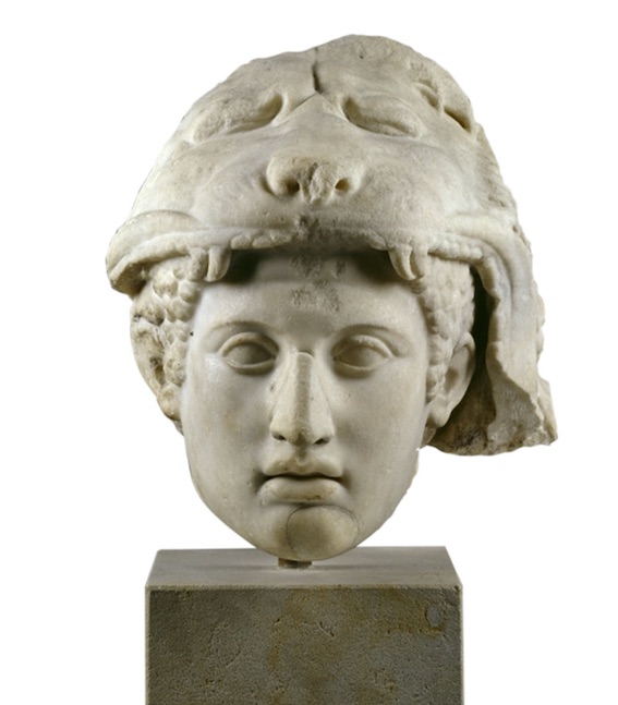 Tête d’Héraklès, Herculanum (?, Italie), copie romaine d’un original grec du du Ve siècle av. J.-C., marbre, 47 x 28 x 30 cm, inv. Sk 188, Berlin, Antikensammlung. ©Antikensammlung, Staatliche Museen zu Berlin - Preußischer Kulturbesitz, Foto: Johannes Laurentius