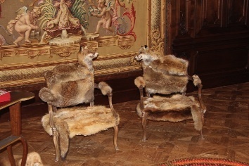 Photo du haut : Clara Perreaut décline les fables de La Fontaine illustrées sur les tapisseries. Photo du haut : Clara Perreaut décline les fables de La Fontaine illustrées sur les tapisseries.