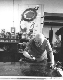 Miró gravant à Saint-Paul de Vence en 1981.