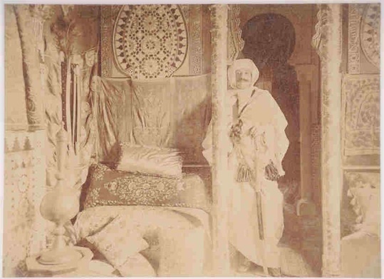 Pierre Loti dans son salon marocain à Rocherfort, Album de photographies, 1890-1920, photographie sépia. Collection privée Pierre Loti dans son salon marocain à Rocherfort, Album de photographies, 1890-1920, photographie sépia. Collection privée