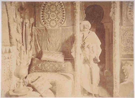 Pierre Loti dans son salon marocain Ã Rocherfort, Album de photographies, 1890-1920, photographie sépia. Collection privée