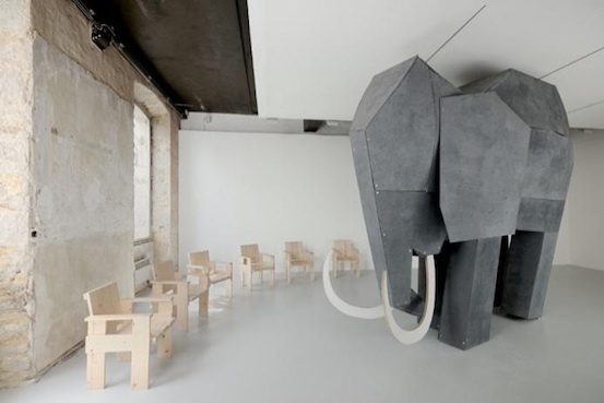 Virginie Yassef. Installation - éléphant en bois crépi, 230 x 400 x 150 cm, système sonore intégré