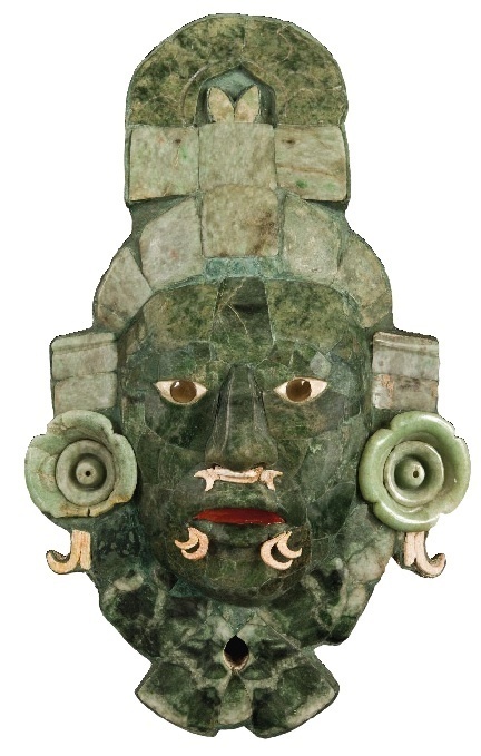 Masque funéraire en mosaïque de jade. Tombe 1, structure VII, Calakmul, Campeche Classique tardif, 660-750 apr. J.-C.. 36,7 x 23 x 8 cm. Musée d’Architecture maya, Fuerte de la Soledad, Campeche © Photo : Martirene Alcántara / INAH Masque funéraire en mosaïque de jade. Tombe 1, structure VII, Calakmul, Campeche Classique tardif, 660-750 apr. J.-C.. 36,7 x 23 x 8 cm. Musée d’Architecture maya, Fuerte de la Soledad, Campeche © Photo : Martirene Alcántara / INAH