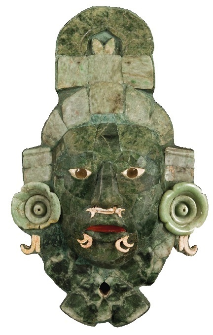 Masque funéraire en mosaïque de jade. Tombe 1, structure VII, Calakmul, Campeche Classique tardif, 660-750 apr. J.-C.. 36,7 x 23 x 8 cm. Musée d’Architecture maya, Fuerte de la Soledad, Campeche © Photo : Martirene Alcántara / INAH