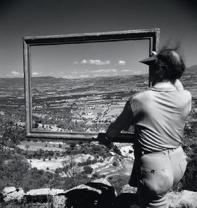 Willy Ronis. Le peintre André Lhote encadrant la vallée d’Apt, Gordes (Vaucluse), 1947 Willy Ronis. Le peintre André Lhote encadrant la vallée d’Apt, Gordes (Vaucluse), 1947