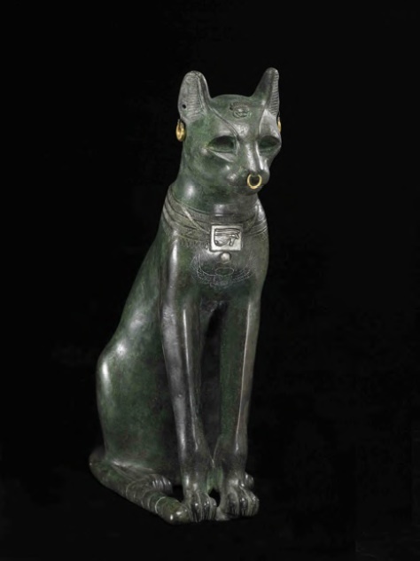 Statue de Bastet sous forme de chatte XXVIe dynastie probablement « Bronze », 42 cm (H) x 13 cm (L) British Museum, Londres © The Trustees of the British Museum Statue de Bastet sous forme de chatte XXVIe dynastie probablement « Bronze », 42 cm (H) x 13 cm (L) British Museum, Londres © The Trustees of the British Museum