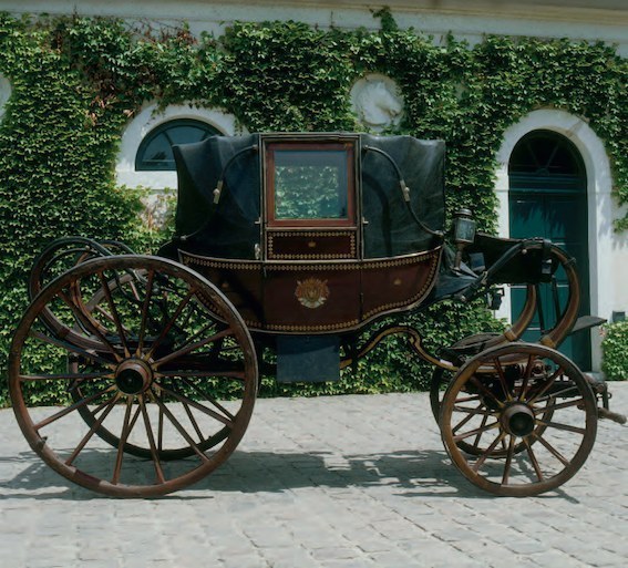 La berline de l’Empereur. Parmi les cinq voitures prises par les Prussiens à Waterloo le 18 juin 1815, se trouvait ce landau en berline commandé pour la campagne de Russie en 1812. Châteaux de Malmaison et Bois-Préau, Malmaison / © RMN