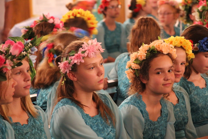 Le chœur Vesna de Moscou, tout en jeunesse et en turquoise au Festival  Vochora à Tournon (25/7/19)