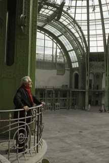 Daniel Buren dans la Nef du Grand Palais. Photo Farida Bréchemier – Tous droits réservés Monumenta 2012, ministère de la Culture et de la Communication