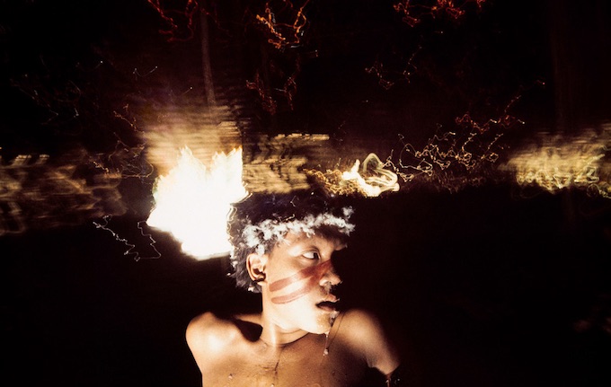 Antônio Korihana thëri, jeune homme sous l’effet de la poudre hallucinogene yãkoana, Catrimani, Roraima, 1972-1976. © Claudia Andujar