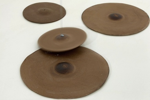 Dominique Blais, Sans titre (Les disques), 2008-09. Installation (Eléments en grès d’Irak, moteurs, filin métalliques). Dimensions variables © Laurent Lecat Dominique Blais, Sans titre (Les disques), 2008-09. Installation (Eléments en grès d’Irak, moteurs, filin métalliques). Dimensions variables © Laurent Lecat