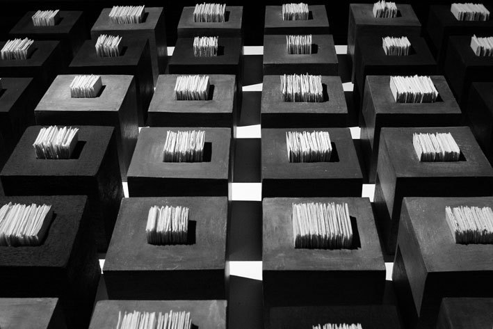 Florence Bruyas. « Installation 36 cubes » - grès et porcelaine, 3x3 m, 2009