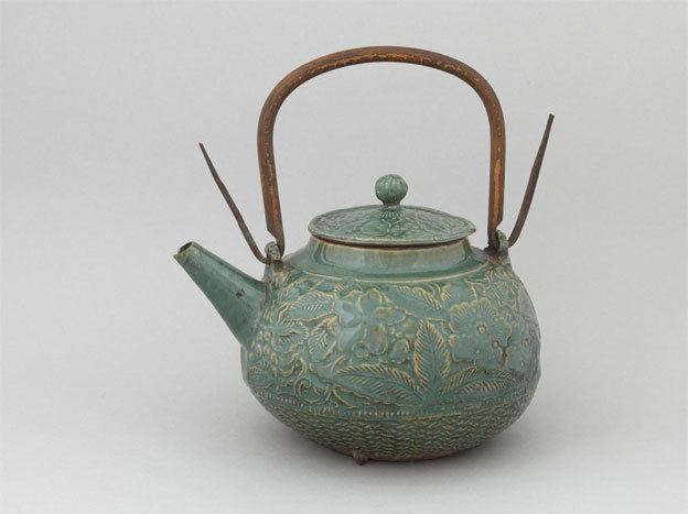 Théière (hôhin). Céramique. Japon, Edo, XIXème siècle. Paris, musée Cernuschi. Crédit photographique : © Stéphane Piera / Musée Cernuschi / Roger-Viollet Théière (hôhin). Céramique. Japon, Edo, XIXème siècle. Paris, musée Cernuschi. Crédit photographique : © Stéphane Piera / Musée Cernuschi / Roger-Viollet