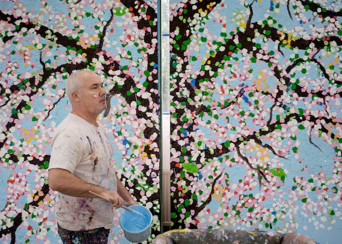 Damien Hirst dans son studio, 2018. © Damien Hirst and Science Ltd. All rights reserved, DACS 2019