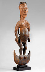 Crochet, Personnage féminin Papouasie-Nouvelle-Guinée, région du Moyen Sepik, 19ème siècle Bois, cheveux, terre, pigments, coquillages, 126 x 41 x 30 cm Crochet, Personnage féminin Papouasie-Nouvelle-Guinée, région du Moyen Sepik, 19ème siècle Bois, cheveux, terre, pigments, coquillages, 126 x 41 x 30 cm