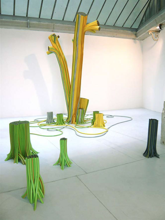 Arbre qui pleure, 2009  Installation, tuyaux d’arrosage en pvc  Collection FRAC Provence-Alpes-Côte d’Azur