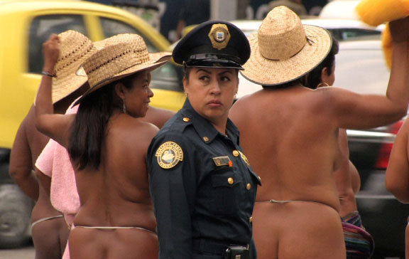 Clarisse Hahn, Notre corps est une arme - Los Desnudos (Mexique), 2011, 12’17’’, film. Clarisse Hahn, Notre corps est une arme - Los Desnudos (Mexique), 2011, 12’17’’, film.