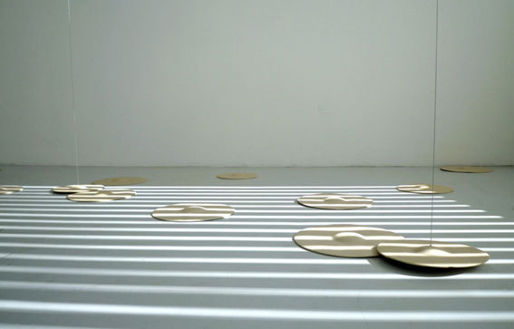 Dominique Blais, Sans titre (Les disques), 2008-12. Installation. Éléments en grès C, moteurs, filins métalliques,dim. variables. © La BF15