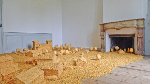Le Château (Flakes Town) 2012 (corn flakes, bois, colle) © Collection de l’artiste – Courtesy Galerie SAKS, Genève