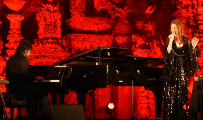 André Manoukian et Élodie Frégé lors de leur concert au Palais du Facteur Cheval