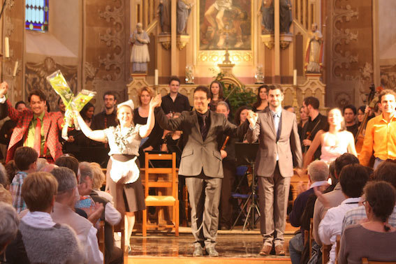 Leonardo Garcia Alarcon entouré des chanteurs et musiciens © DR Leonardo Garcia Alarcon entouré des chanteurs et musiciens © DR