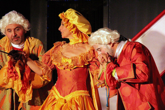 Monique Borrelli, soprano en Zerbine, entourée de Pierre Villa-Loumagne, baryton-basse (Pandolfe) et Fabrice Alibert, comédien (Scapin) © Pierre Aimar