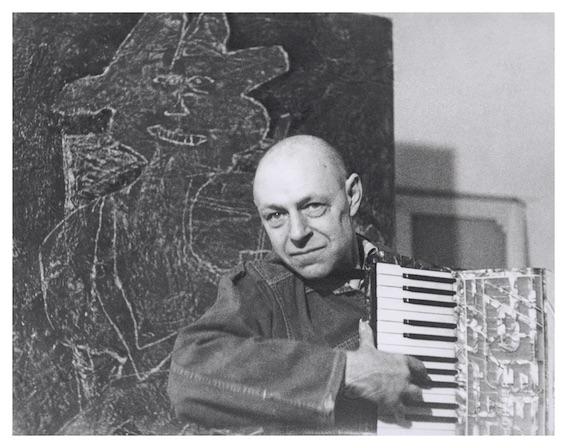 Jean Dubuffet avec un accordéon devant « le Violoniste » Paris 1954 © Archives Fondation Dubuffet, Paris / photo, Luc Fournol