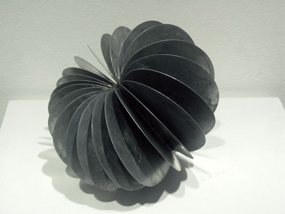 Sylvie Maurice, Les Graines (graine ronde), 2000. 20 x 25 x 25 cm, sculpture en zinc soudé à l’étain. © LE CAP et Sylvie Maurice. Collection Artothèque /  CAP de Saint-Fons