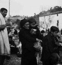 Réfugiés espagnols à Perpignan, probablement en 1939, après la chute de Barcelone. © Emile Savitry, courtesy Sophie Malexis