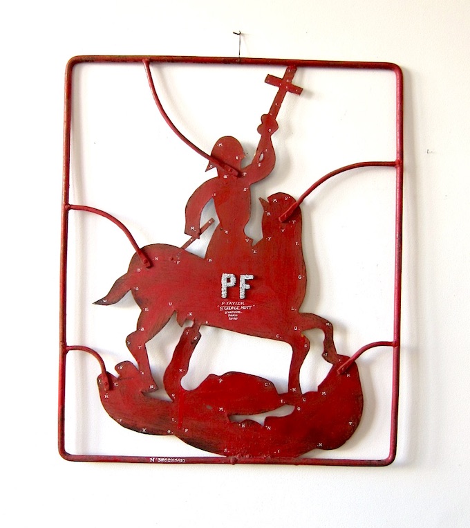 Philippe Favier, Saint Georges et des poussières, 2020, encre de Chine et lettres en perles sur ferronnerie populaire