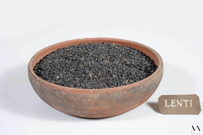 Bol de lentilles retrouvé à Pompéi. Chacune de ces lentilles a été carbonisée lors de l’éruption du Vésuve en l’an 79 après JC. © Musée Archéologique National de Naples