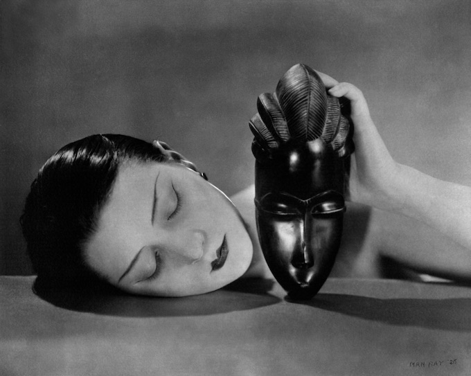 Noire et blanche - Portrait de Kiki de Montparnasse tenant un masque baoulé Man Ray, 1926. Crédit : Man Ray 2015 Trust / Adagp, Paris, 2020. Noire et blanche - Portrait de Kiki de Montparnasse tenant un masque baoulé Man Ray, 1926. Crédit : Man Ray 2015 Trust / Adagp, Paris, 2020.