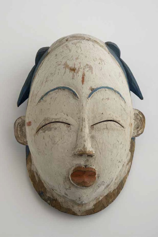 Masque de danse, okuye, Première moitié du 20e siècle -Gabon, région de Tchibanga, culture eshira ou pounou Bois peint Don de Raphaël Antonetti photographie Olivier Garcin - musée des Confluences Masque de danse, okuye, Première moitié du 20e siècle -Gabon, région de Tchibanga, culture eshira ou pounou Bois peint Don de Raphaël Antonetti photographie Olivier Garcin - musée des Confluences