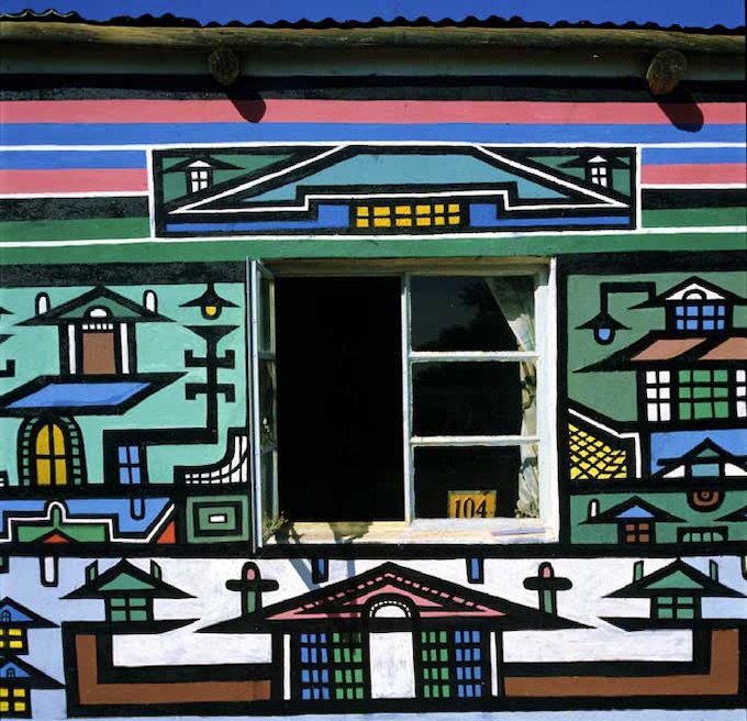 Mur de la maison de la famille Ndala Martha Mtsweni Ndala Afrique du Sud, district de Verena, ferme Wolwegat Photographie Margaret Courtney-Clarke Mur de la maison de la famille Ndala Martha Mtsweni Ndala Afrique du Sud, district de Verena, ferme Wolwegat Photographie Margaret Courtney-Clarke