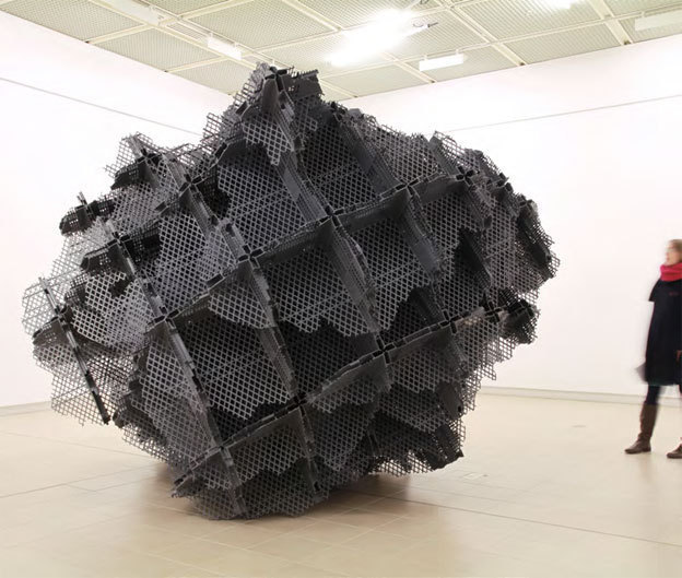 Vincent Mauger. Sans titre, 2012, sculpture, 3,30 x 3,30 m environ, bacs en plastiques découpés. Courtesy Bertrand Grimont