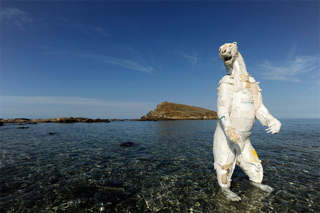 Ours polaire, 2012. Hauteur : 250 cm. Matériaux de récupération trouvés sur les plages. Pièce unique. Photo : Gilles Cenazandotti & François Caillon