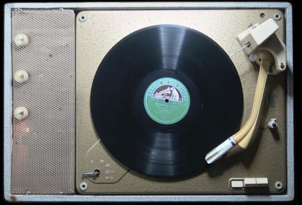 Et pourtant il tourne (installation avec tourne disque et vidéo). 1re présentation - Biennale de Paris, 1980