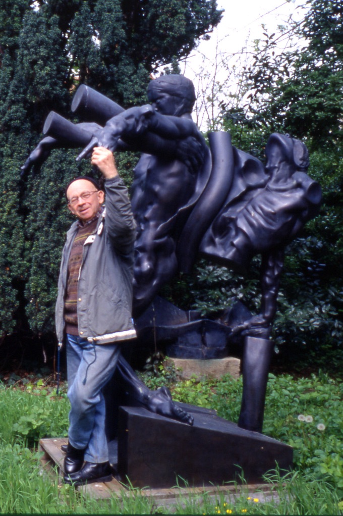 Ipoustéguy en 2000 avec Val de Grâce, bronze, 1977, © F. Monnin © ADAGP Paris