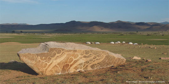 Stèle ornée de gravures de cervidés appelées "Pierres à cerfs", 1000 av. J.-C., centre de la Mongolie © J. Magail - Mission archéologique en Mongolie