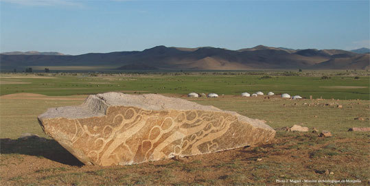 Stèle ornée de gravures de cervidés appelées "Pierres à cerfs", 1000 av. J.-C., centre de la Mongolie © J. Magail - Mission archéologique en Mongolie Stèle ornée de gravures de cervidés appelées "Pierres à cerfs", 1000 av. J.-C., centre de la Mongolie © J. Magail - Mission archéologique en Mongolie