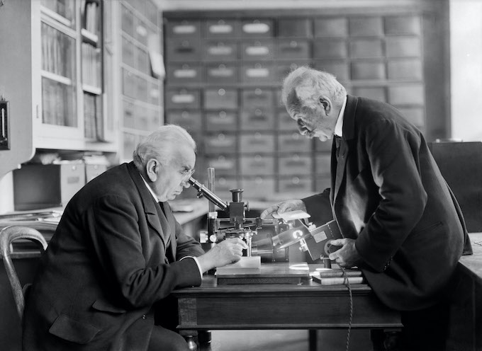 Auguste et Louis Lumière dans leur laboratoire