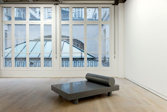 "Last Day Bed", 2012, vue de l'exposition "Mathieu Mercier", photo : Aurélien Mole / Fondation d'entreprise Ricard