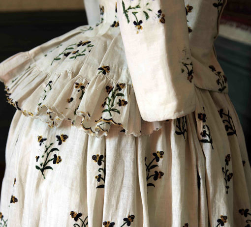 Jupe et casaquin, vers 1780, Provence Motif brodé imitant les indiennes © Photo Gilles Martin-Raget / Villa Rosemaine Jupe et casaquin, vers 1780, Provence Motif brodé imitant les indiennes © Photo Gilles Martin-Raget / Villa Rosemaine