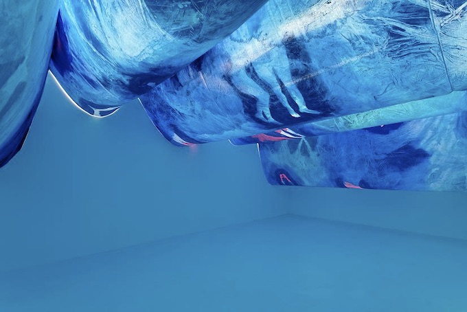 Charlotte Denamur, Rosées bleues - 2019 - Peinture acrylique, vinylique et pigments, 700 x 4500 cm. I.A.C de Villeurbanne, Là où les eaux se mêlent, 15e Biennale d'art Contemporain de Lyon © Blaise Adilon Charlotte Denamur, Rosées bleues - 2019 - Peinture acrylique, vinylique et pigments, 700 x 4500 cm. I.A.C de Villeurbanne, Là où les eaux se mêlent, 15e Biennale d'art Contemporain de Lyon © Blaise Adilon